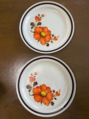 Valencia Orange Poppy Dinner Plates made in Japan during the 1970s. Set of 2.